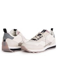 Zapatillas blancas y beige con una combinación de cuero y ante, que cuentan con detalles en gris, puntera redonda, suela texturizada y diseño de cordones.