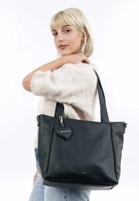 Sac en cuir noir avec une surface texturée, des poignées doubles et un charme en forme de cœur avec "EMILY&NOAH" embossé.