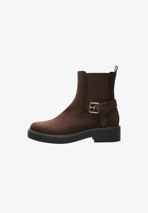 Lipsy, BUCKLE TRIM FLAT CASUAL CHELSEA ANKLE BOOTS - Členkové čižmy - chocolate brown