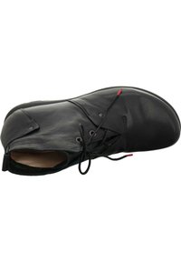 Schwarze Leder-Stiefelette mit runder Zehenpartie, Schnürdesign, strukturiertem Obermaterial und roten Akzenten an den Schnürsenkeln.