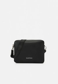Borsa a tracolla rettangolare nera con tracolla staccabile, con il marchio "Valentino" sulla parte anteriore e sulla tracolla, su sfondo bianco.