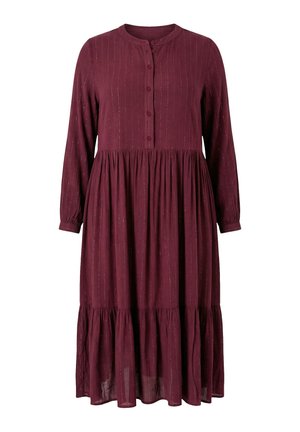 Sukienka midi z długim rękawem w głębokim bordowym kolorze z subtelnymi pionowymi błyszczącymi paskami, okrągłym dekoltem, zapinana z przodu na guziki oraz z marszczonymi warstwami spódnicy.