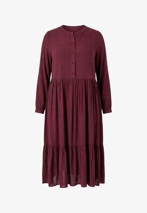 Midi šaty s dlouhým rukávem v hluboké burgundské barvě s jemnými vertikálními lesklými pruhy, kulatým výstřihem, zapínáním na knoflíky vpředu a nařasenými volány na sukních.
