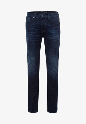 Rostfarbener Strickpullover, dunkle Jeans und braune Slipper. Der Pullover hat lange Ärmel und einen Rundhalsausschnitt. Die Jeans haben eine schmale Passform.