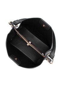 Czarna skórzana torebka z wykonaną z grubej struktury wnętrzem, centralną kieszenią na zamek oraz złotymi akcentami na mocowaniach uchwytów.
