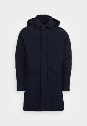 Parka oscura con capucha en tono azul marino, con cuello abotonado y dos bolsillos frontales con solapa, diseñada para clima frío.