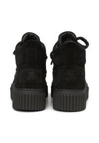 Bottines montantes en daim noir avec une semelle plateforme texturée, dotées d'un accent logo à l'arrière et d'une languette pour un enfilage facile.