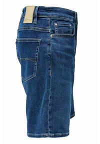 Shorts de mezclilla en azul oscuro con una textura suave, que presentan un bolsillo trasero, una etiqueta de cuero marrón en la cintura y detalles de costura amarillos.