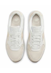 Baskets de sport blanches avec une tige en mesh et synthétique. Dotées d'un bout arrondi, d'une languette rembourrée et d'accents ton sur ton. Les lacets sont plats.