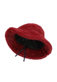 Cappello a secchiello in pelliccia sintetica rossa con una larga visiera, texture morbida e interni neri con nastri regolabili.