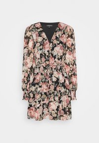 Vestido floral con mangas largas, fondo negro, patrón floral en tonos rosa y verde, escote en forma de V, cintura ajustada y dobladillo con volantes.