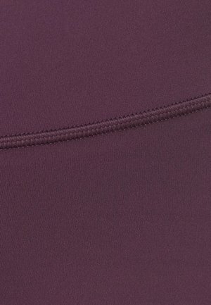 Paarse stof met een gladde textuur, voorzien van een horizontale naad. Het materiaal lijkt rekbaar en keurig genaaid.