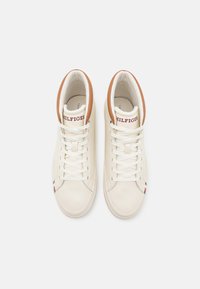 Tommy Hilfiger MODERN - Korkeavartiset tennarit - ivory