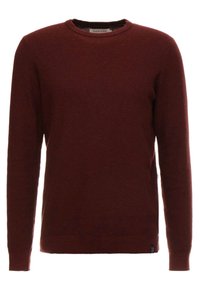 Maglione a maglia bordeaux con collo tondo, maniche lunghe e un motivo testurizzato. Presenta orli e polsini a coste. Etichetta visibile sul lato.