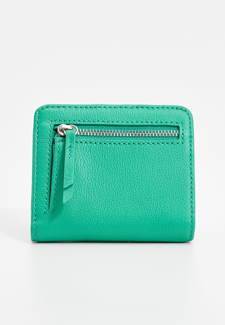 Grünes Lederportemonnaie mit strukturiertem Finish, Reißverschlussfach und einem seitlichen Etikett. Kompakte rechteckige Form mit tonal abgestimmtem Nähen.