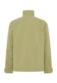 Lyse olivengrøn jakke med høj krave, lige snit og lange ærmer. Glat stof med minimale syninger og ingen synlige lukninger.