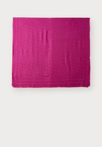 Fuksijasta šal s teksturiranim uzorkom i resicama na rubovima. Mekani materijal i pravokutni dizajn, s suptilnim detaljem na rubu.