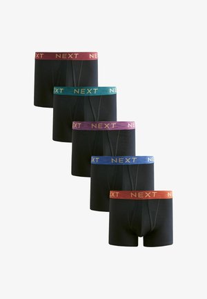 Öt fekete boxeralsó színes derékpántokkal, piros, kékeszöld, lila, kék és narancssárga színekben, mindegyiken arany betűkkel a „NEXT” felirat szerepel.
