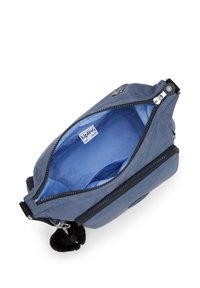 Sacchetto in tessuto blu con chiusura a zip, dotato di un vivace rivestimento interno blu e un accento di pom-pon nero sulla zip.