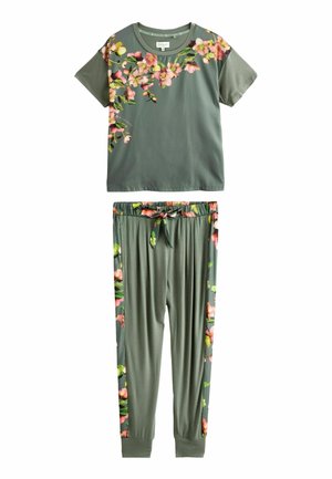 Twee-delig loungewear set in zachte, olijfgroene stof met bloemenaccenten. T-shirt met korte mouwen en tapered broek met een elastische tailleband.