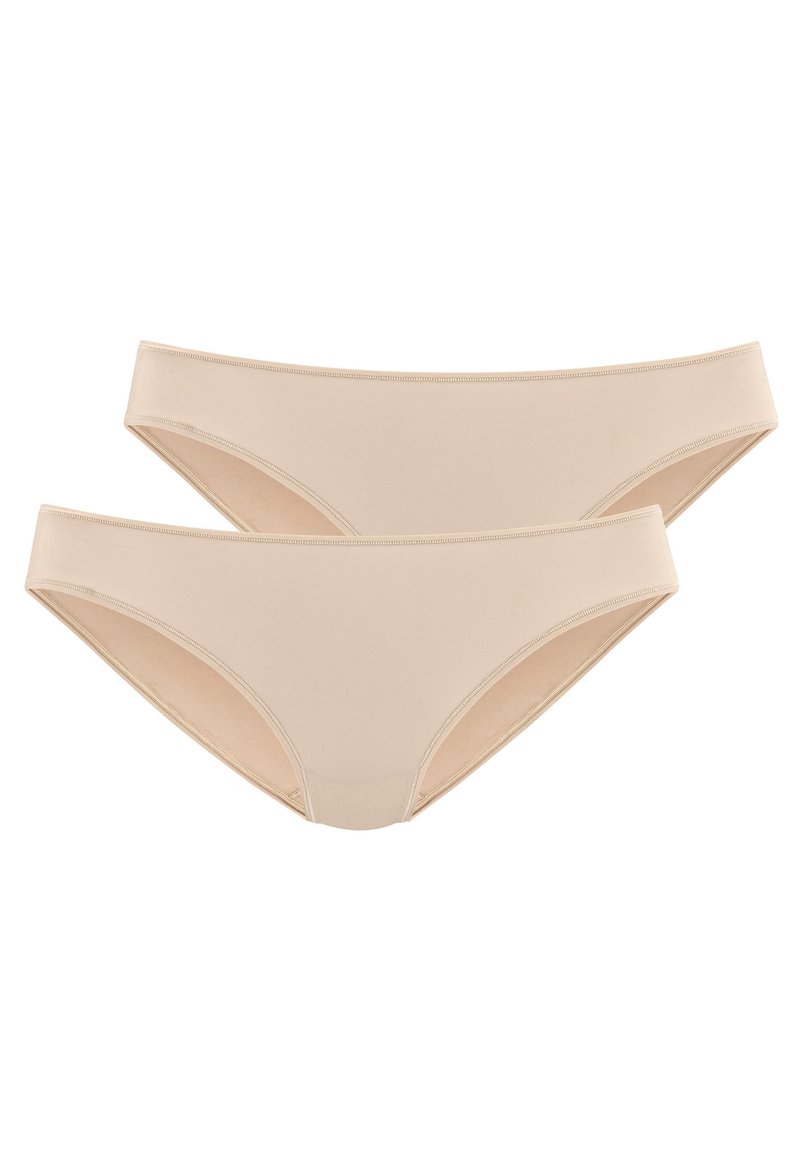 Beige pamut bikini alsók sima textúrával, széles derékpánttal és minimális takarékkal. Két pár kiemelve, láthatóság szempontjából igazítva.