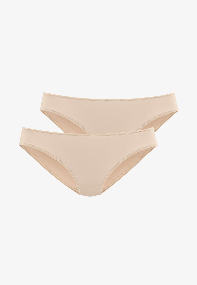 Beige pamut bikini alsók sima textúrával, széles derékpánttal és minimális takarékkal. Két pár kiemelve, láthatóság szempontjából igazítva.