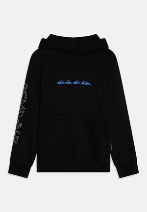 Schwarzer Kapuzenpullover mit blauen Wellenlogos in der Mitte der Brust und grünem Schriftzug "Destruction" entlang des linken Ärmels, vorne mit Kängurutasche.