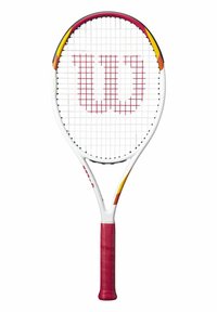 Wilson tennisracket met een witte omlijsting, rode accenten en een gestructureerde rode handgreep. Heeft een rasterpatroon en een groot 'W' logo op de snaren.