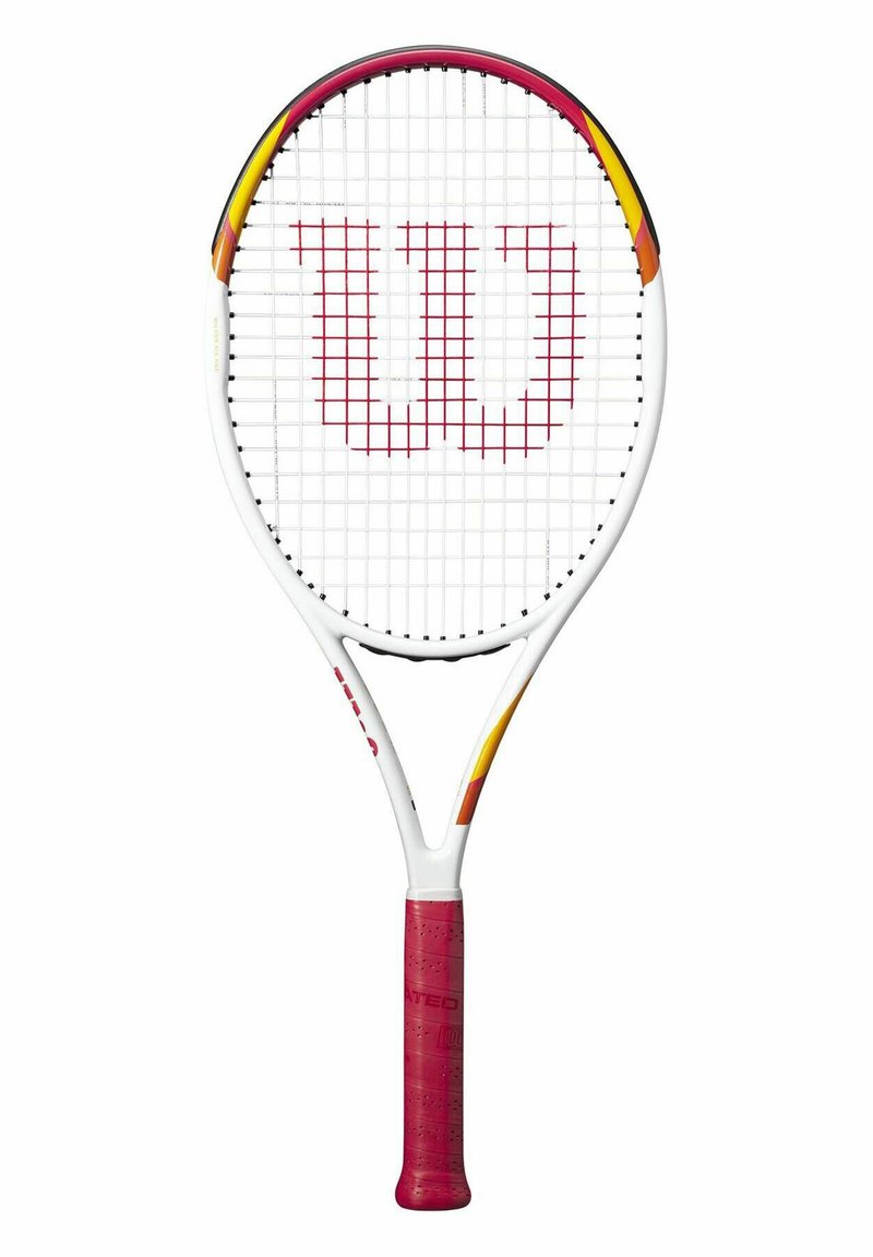 Wilson tennisracket met een witte omlijsting, rode accenten en een gestructureerde rode handgreep. Heeft een rasterpatroon en een groot 'W' logo op de snaren.