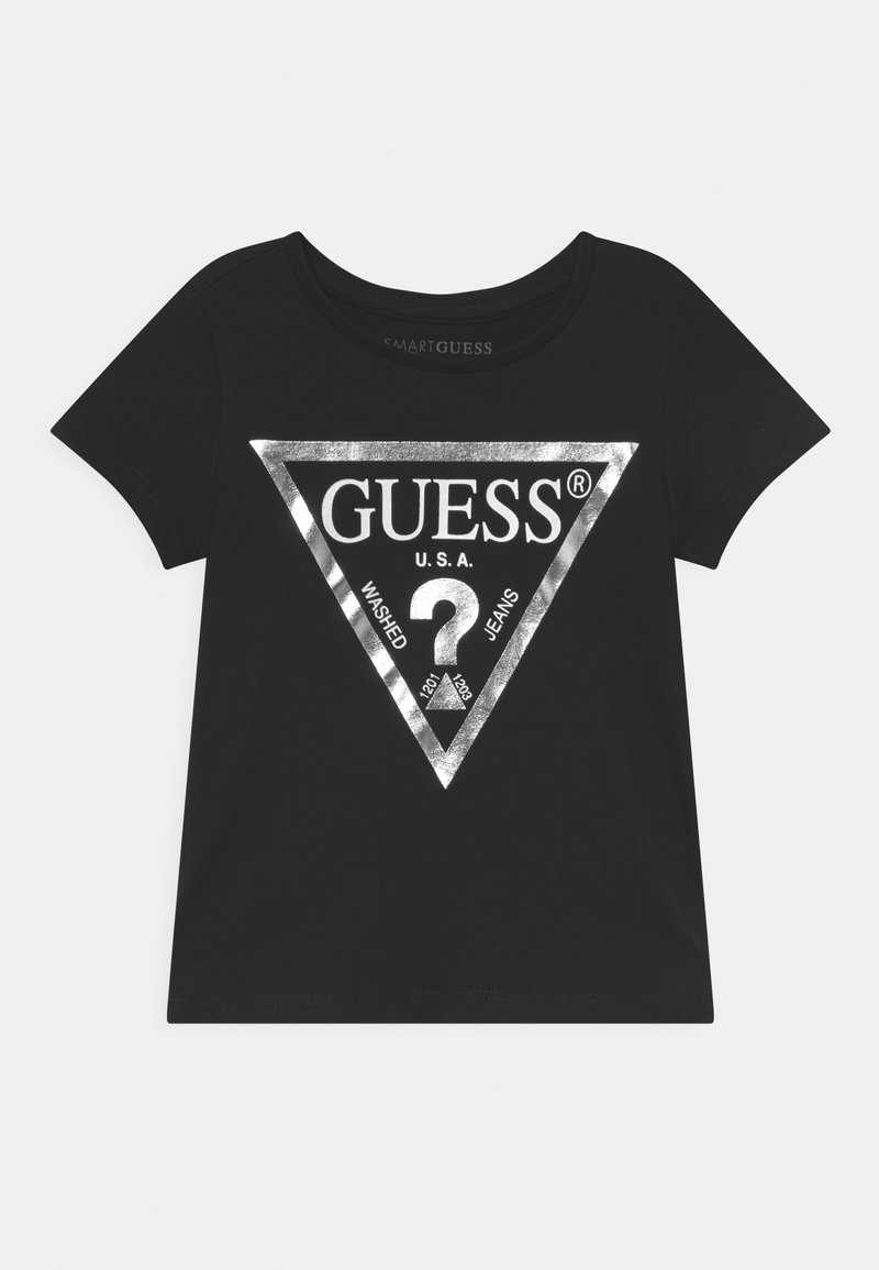 Must musta t-särk, millel on lühikesed varrukad. Sellel on suur hõbedane kolmnurkne logo koos tekstiga "GUESS U.S.A." ja küsimärgi disainiga.