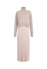 Maglione a collo alto lavorato a maglia in un beige chiaro, sovrapposto a un vestito midi plissettato di un rosa morbido. Presenta maniche lunghe e un design cropped.