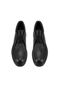 Zwarte leren schoenen met een gestructureerde afwerking, ronde neus en minimale veters. Voorzien van een gladde zool en subtiele stikdetails.