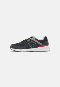Sportschuh mit einer Kombination aus navy-blauem Mesh und grauem Wildleder, weißer Zwischensohle und rotem Akzent an der Ferse. Schnürverschluss-Design.