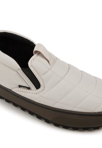 Beige nazouvací bota s prošívaným vzorem, černou elastickou boční částí a texturovanou gumovou podrážkou. Obsahuje poutko pro snadné obouvání.