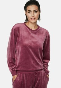 Padded pullover in diep bordeaux met lange mouwen, ronde hals en geribbelde boorden. Zachte textuur met een subtiele glans, voorzien van zijzakken.