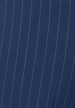 Tela azul marino con finas rayas blancas verticales espaciadas uniformemente, mostrando una textura suave y un patrón de tejido diagonal.