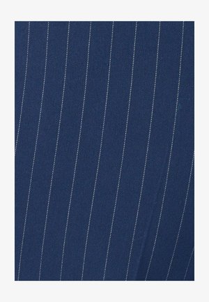 Tela azul marino con finas rayas blancas verticales espaciadas uniformemente, mostrando una textura suave y un patrón de tejido diagonal.