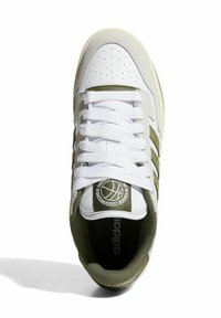 Sneaker bianca in pelle con dettagli verde oliva, dotata di punta perforata, lacci bianchi piatti e logo circolare sulla linguetta.