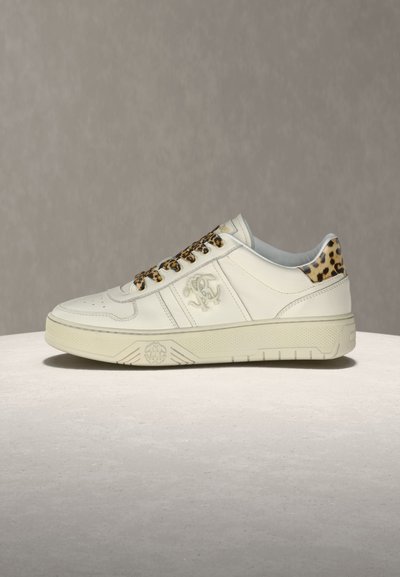 Λευκό δερμάτινο αθλητικό παπούτσι με κορδόνια και ταμπελάκι στη φτέρνα με λεοπάρ μοτίβο, ανάγλυφο λογότυπο στο πλάι και υφασμένη σόλα από καουτσούκ σε ουδέτερο φόντο.