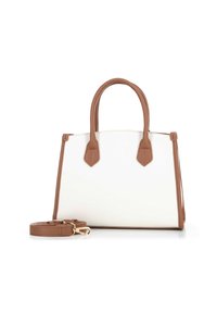 Bolso sintético blanco con asas y detalles en cuero marrón. Presenta una forma estructurada, correa de hombro ajustable y herrajes dorados.
