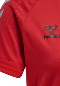 Rode sportshirt mouw en borst met zwart hummel-logo met bij-icoon en gestructureerde ademende stof.