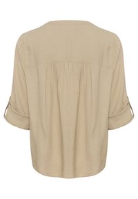 Beige, lichtgewicht blouse met een ronde halslijn, korte mouwen en geplooide achterkantdetails. Zachte, gladde stof met een ontspannen pasvorm.