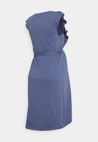 Vestido sem mangas azul com uma cintura ajustada, detalhe sutil de babados nos ombros e uma textura suave. Apresenta um cinto de laço e uma bainha até ao joelho.