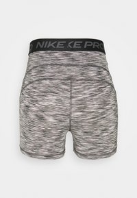 Szorty Nike Pro z czarnym elastycznym pasem z nazwą marki, wykonane z teksturowanego szarego materiału z delikatnym wzorem.