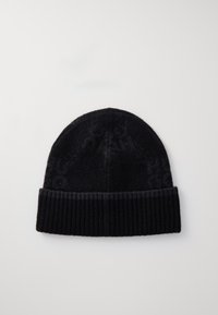 Bonnet noir en tissu doux, avec un revers côtelé. Le corps présente une texture subtilement dessinée, ajoutant de la profondeur au design.