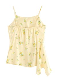 Żółta tank top w kwiaty z cienkimi ramiączkami, zebranym w pasie i asymetrycznym dołem. Tkanina ma miękką, gładką fakturę.
