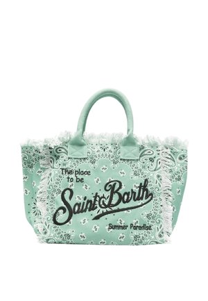 Borsa tote in tessuto verde chiaro con stampa paisley, bordi sfrangiati e testo nero con la scritta "The place to be Saint Barth Summer Paradise."