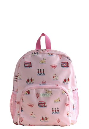 Rózsaszín hátizsák londoni témájú illusztrációkkal, többek között emeletes buszokkal, őrökkel, koronákkal, kutyákkal és lovakkal, elülső cipzáras zsebbel és oldalsó hálós zsebekkel.