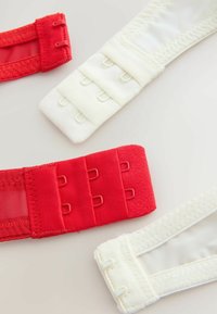 Zestaw dwóch regulowanych ramiączek do biustonosza: jedno czerwone, drugie białe. Ramiączka mają haki, miękką teksturę i elastyczne paski dla komfortu i dopasowania.