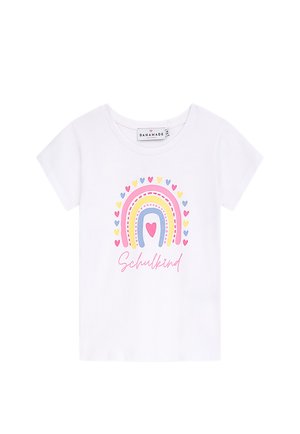 Weißes Baumwoll-T-Shirt mit einem Regenbogendesign, das rosa, blaue und gelbe Herzen zeigt, sowie dem Schriftzug "Schulkind" in rosa Schreibschrift.